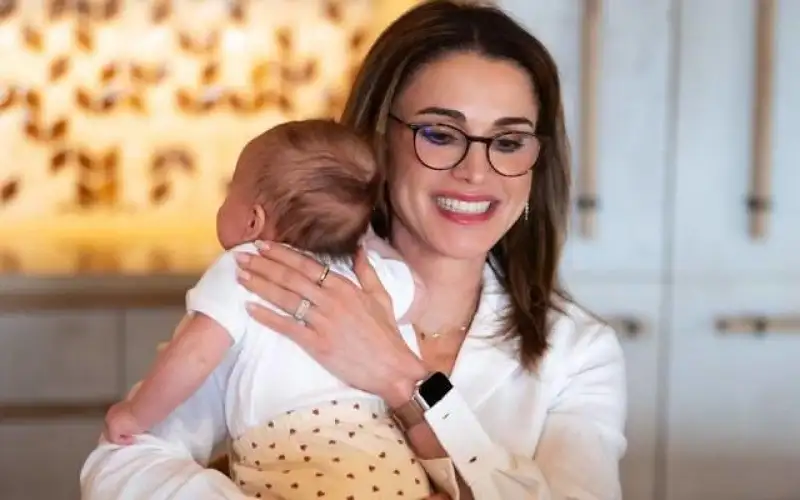 الملكة تنشر صورة مع الأميرة إيمان