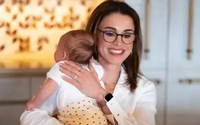 الملكة تنشر صورة مع الأميرة إيمان