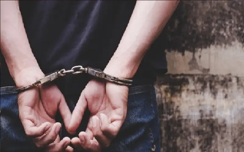 العراق.. يعذب والدته المسنة ويمنع عنها