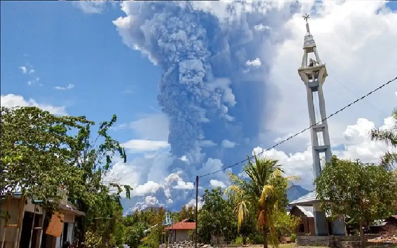 بركان في إندونيسيا يطلق أعمدة من