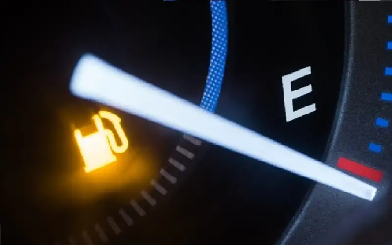 لهذه الأسباب.. احذر قيادة السيارة بخزان