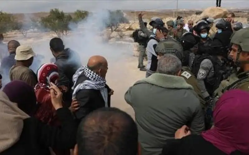 الضفة .. مستوطنون يمنعون مزارعين في