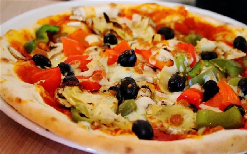 مشهد مثير للاشمئزاز في وجبة بيتزا