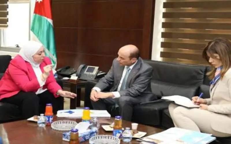 وزيرة النقل تؤكد تسهيل حركة المسافرين