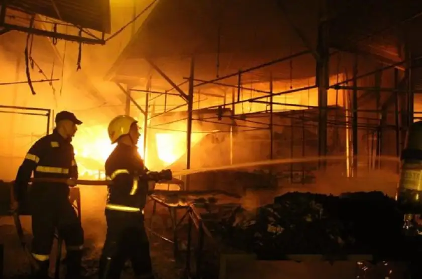 النيران تلتهم 4 آلاف متر2 من