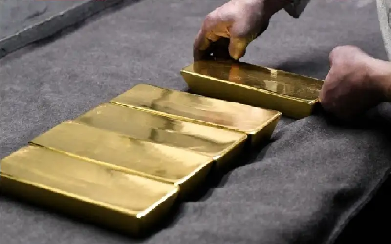 الذهب قرب أدنى مستوى في شهر