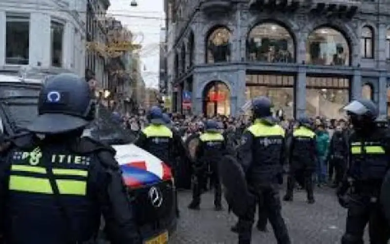 اعتقال أشخاص تحدوا حظرا على الاحتجاج