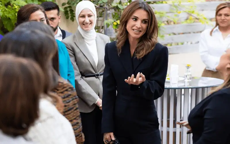 الملكة رانيا تلتقي سيدات من جمعية