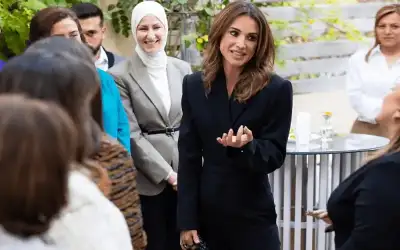 الملكة رانيا تلتقي سيدات من جمعية