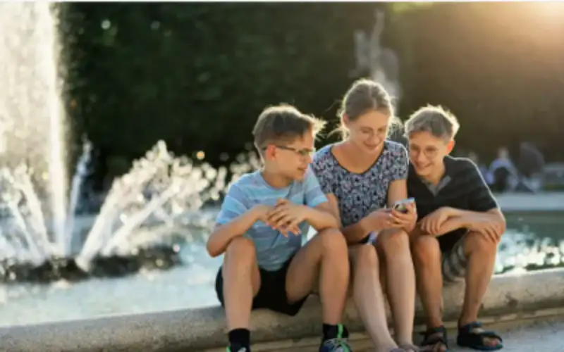 بريطانيا تتجه لحظر شبكات التواصل الاجتماعي