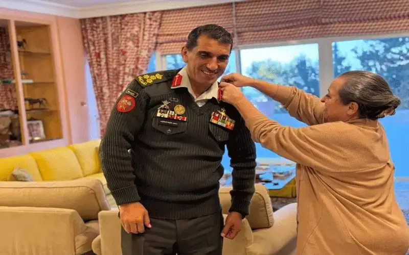 الأميرة عالية الحسين تقلد العميد سعود