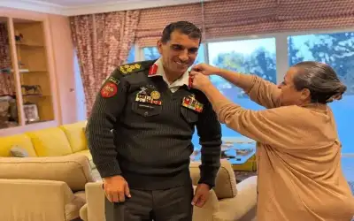 الأميرة عالية الحسين تقلد العميد سعود