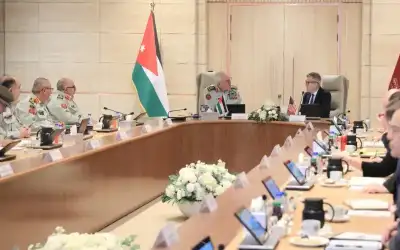 الحنيطي يبحث قضايا عسكرية ودفاعية مع