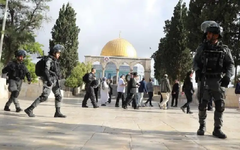 مستوطنون يقتحمون المسجد الأقصى بحماية قوات