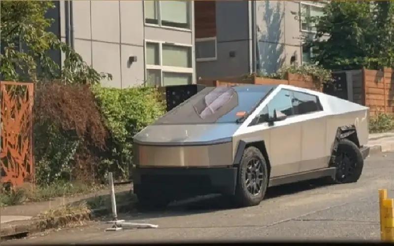 شاحنة تسلا مهجورة تتحول إلى مزار