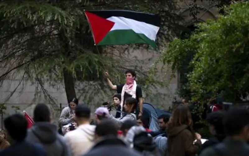 الاحتلال يروج لقانون يمنع رفع علم