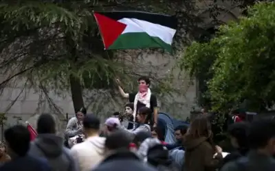 الاحتلال يروج لقانون يمنع رفع علم