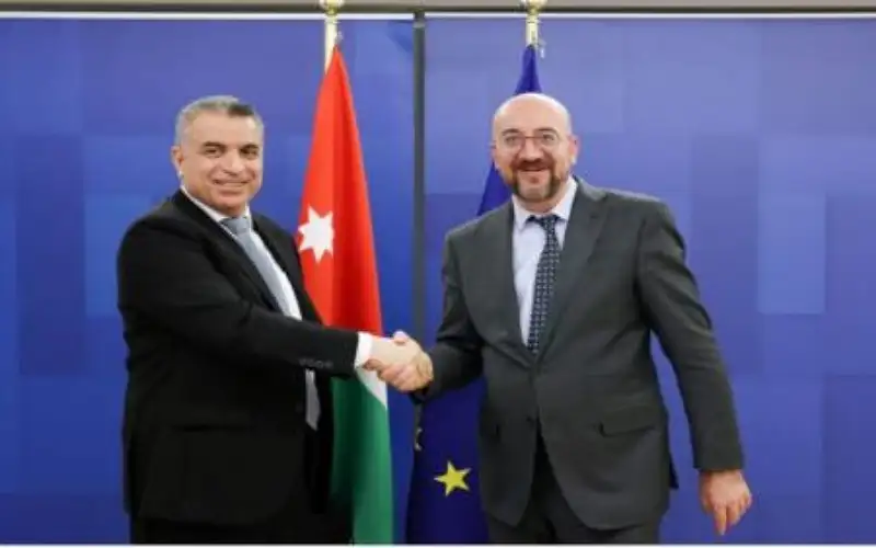 السفير يوسف البطاينة يقدم أوراق اعتماده