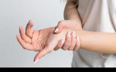 طبيب:رعشة اليدين قد تكشف عن مشكلات