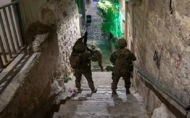 الاحتلال يعتقل مواطنا شرق نابلس