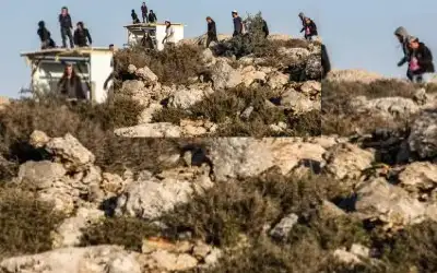 حرق غرف ومركبات بهجوم للمستوطنين على