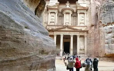 انخفاض الدخل السياحي 4.4% في الـ
