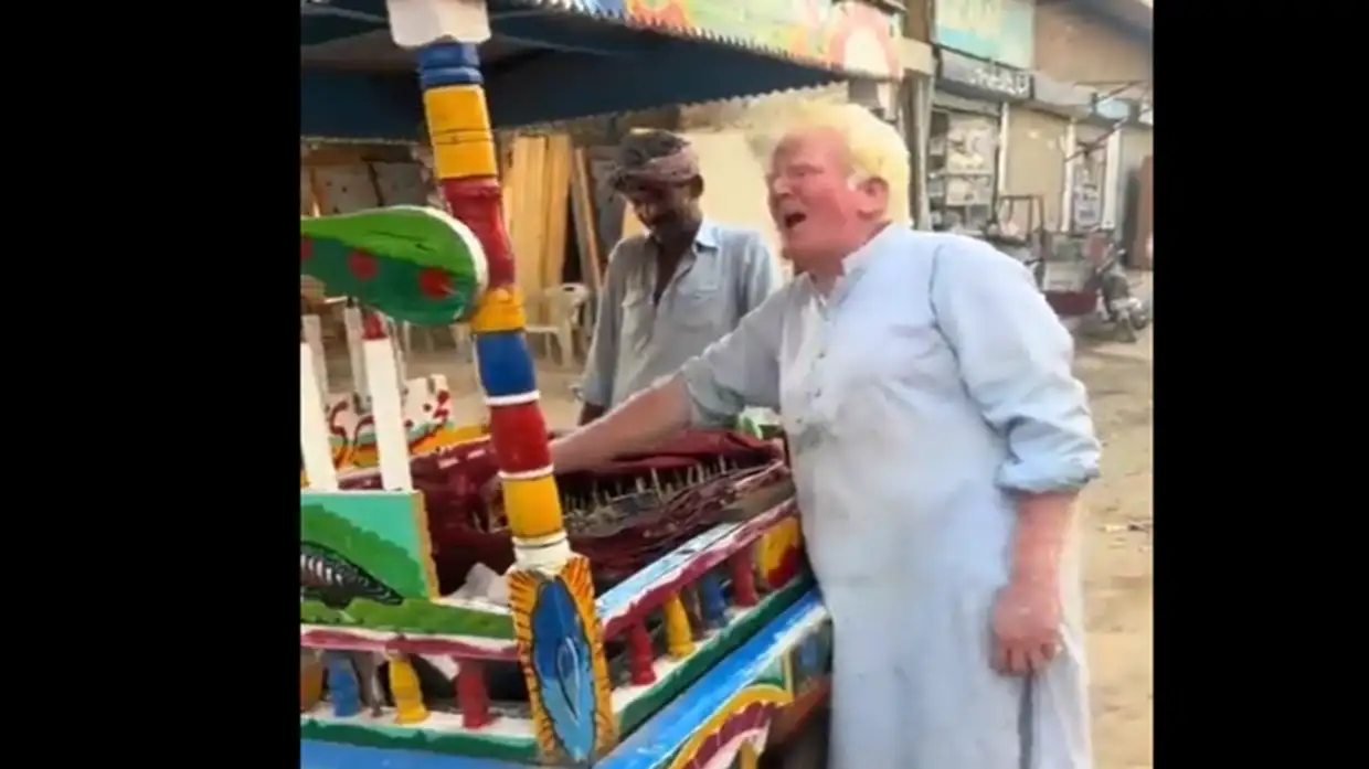 شبيه دونالد ترامب يبيع البوظة