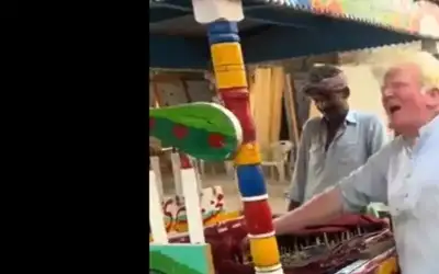 شبيه دونالد ترامب يبيع البوظة