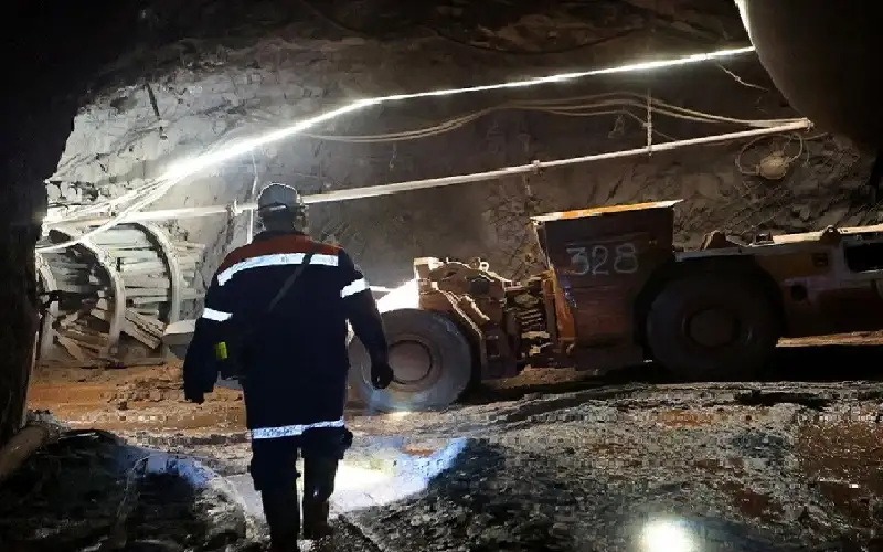 بعد وقوع زلزال.. انهيار سقف داخل