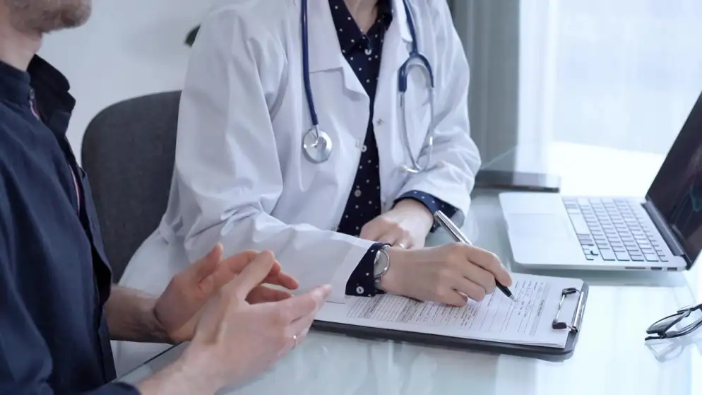 هل انتهى خلاف لائحة الأجور الطبية..