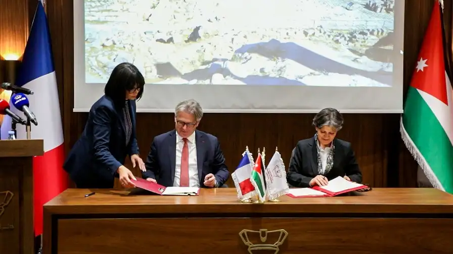 وزارة السياحة والآثار توقع اتفاقية لمشروع