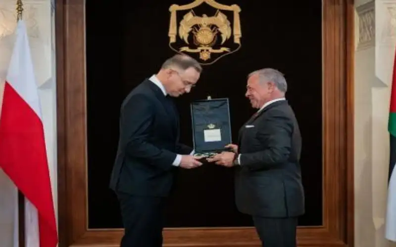 الملك يمنح الرئيس البولندي وسام النهضة