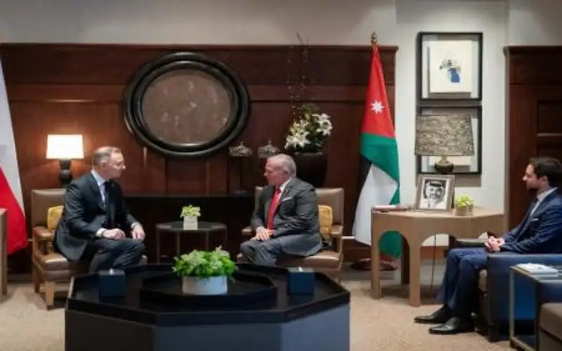 الملك يحذر من خطورة التصعيد بالضفة