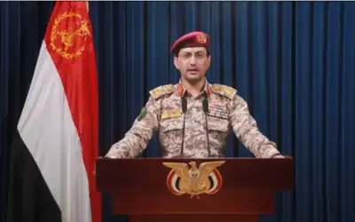 القوات اليمنية تستهدف سفينة بالبحر الأحمر