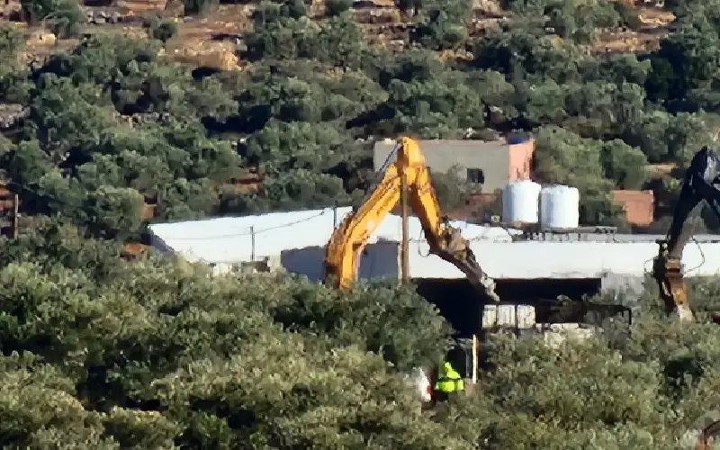 الاحتلال يهدم منزلا ومنجرة في ديربلوط