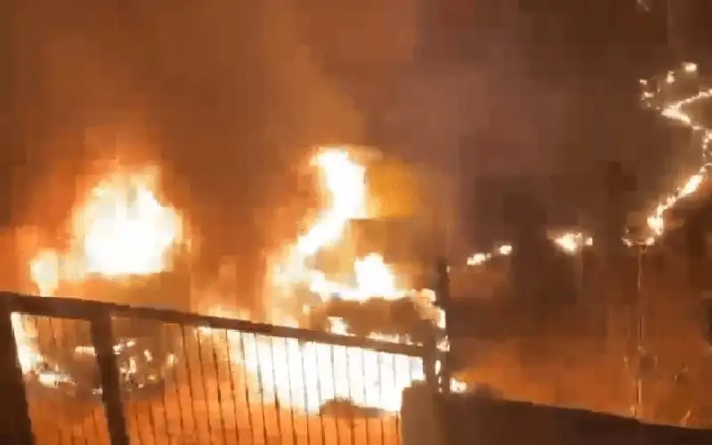 مستوطنون يحرقون مركبات للمواطنين في بلدة