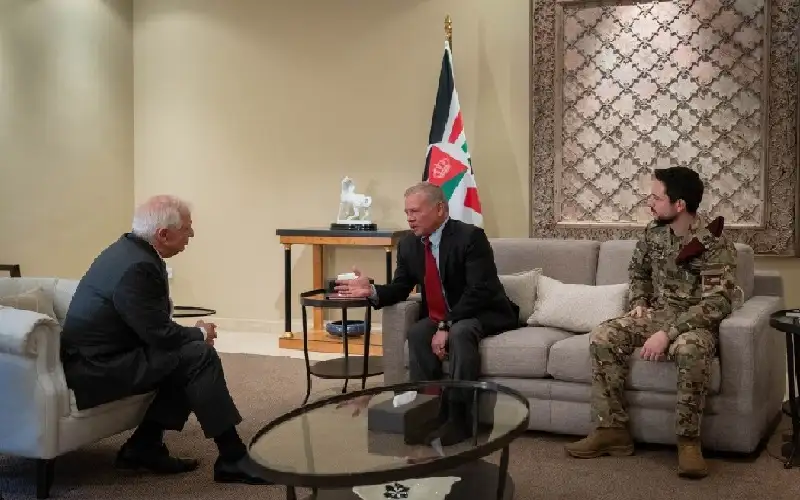 الملك يقدر جهود بوريل في تعزيز