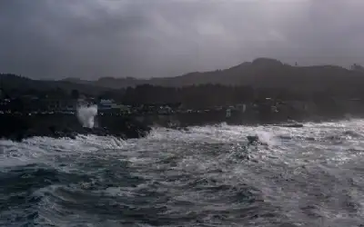 إعصار القنبلة يغرق كاليفورنيا في الظلام