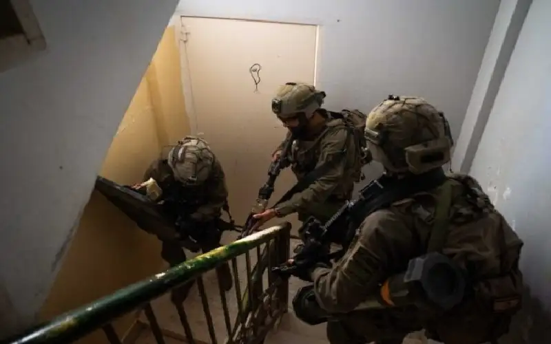 قوات الاحتلال تعتقل مواطنا من بيت