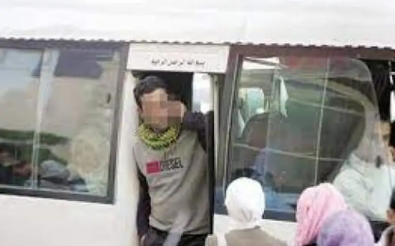 كنترولية الباصات يواجهون مصير البطالة في