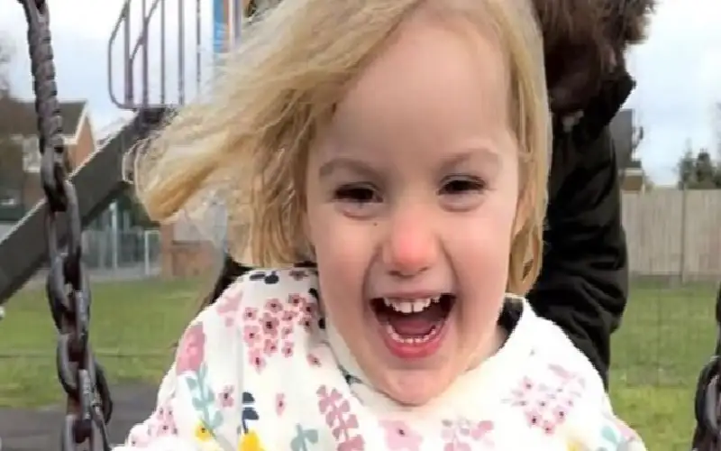 أمام والدتها.. تعذيب طفلة بوحشية حتى