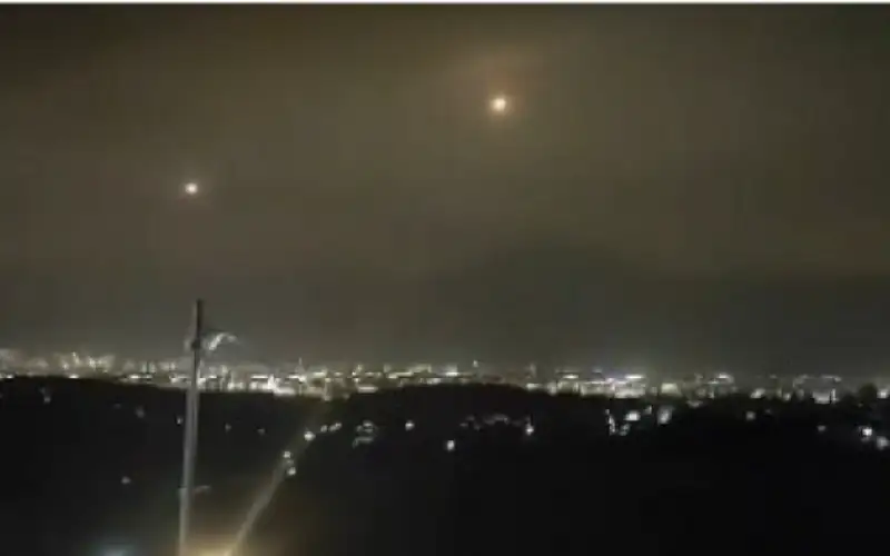 إصابة 15 فلسطينيا بسقوط صاروخ في