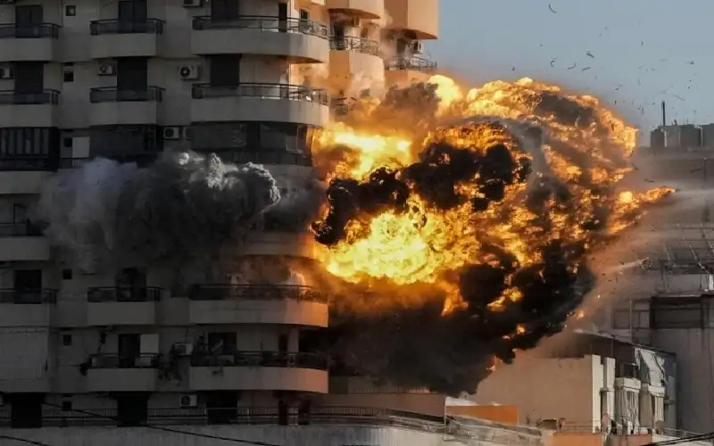 الجيش الإسرائيلي يعلن استهداف 12 مقرا