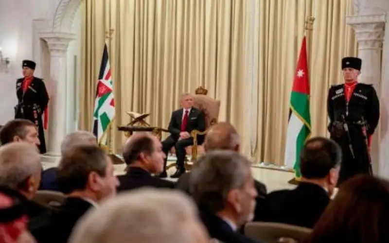 الملك يستمع إلى ردي مجلسي الأعيان