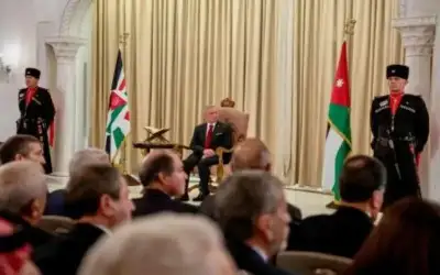 الملك يستمع إلى ردي مجلسي الأعيان