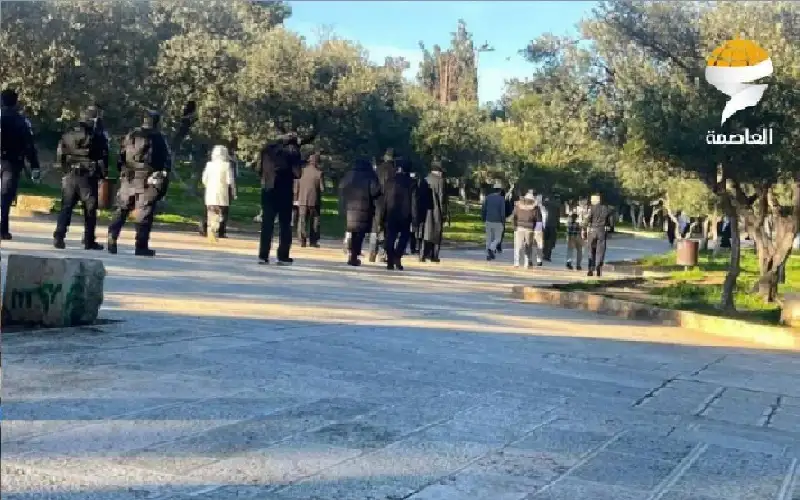 عشرات المستوطنين يقتحمون باحات الأقصى