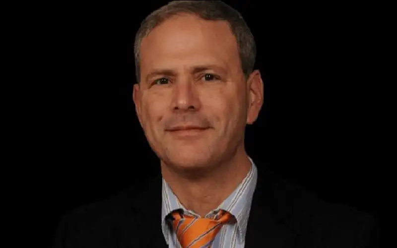 فضيحة تضرب جراح تجميل شهير.. ماذا