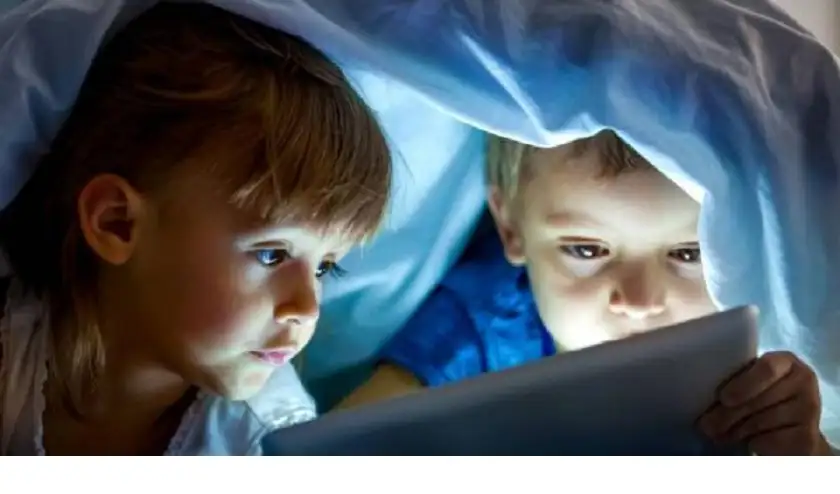 علماء: الضوء الأزرق المنبعث من الشاشات