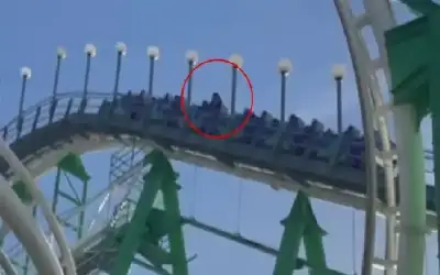 رجل يقفز من أفعوانية متحركة قبل