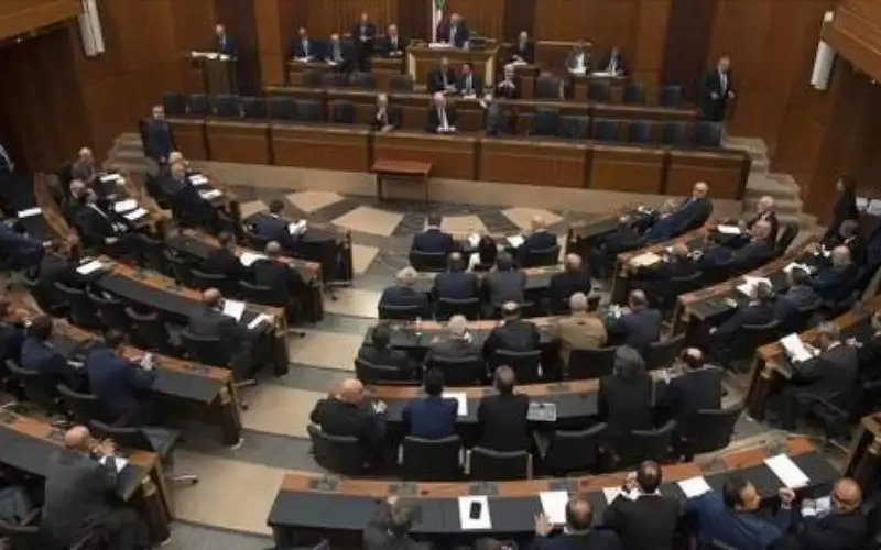 البرلمان اللبناني يمدد ولاية قائد الجيش